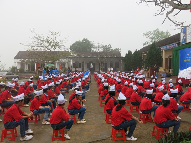 Tiếp lửa yêu thương đến các em học sinh tiểu học Nghệ An - Ảnh 1.