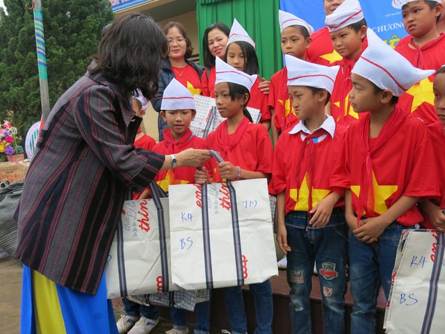 Tiếp lửa yêu thương đến các em học sinh tiểu học Nghệ An - Ảnh 8.