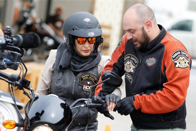 Được quyền lái xe, nhiều phụ nữ Saudi Arabia háo hức đi sắm motor - Ảnh 1.