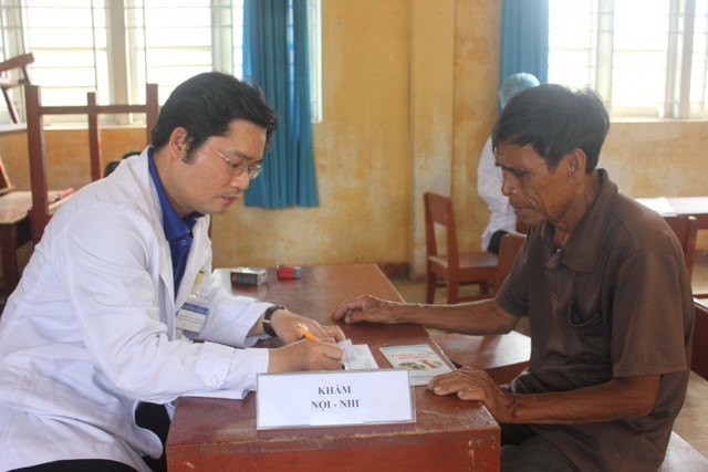 500 người dân trên huyện đảo Lý Sơn được chăm sóc y tế miễn phí - Ảnh 1.