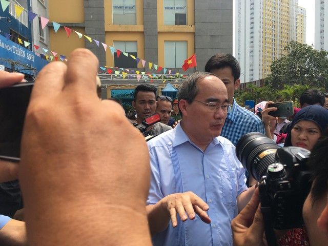 Bí thư Thành ủy TP.HCM Nguyễn Thiện Nhân có mặt tại hiện trường vụ cháy chung cư Carina Plaza - Ảnh 2.