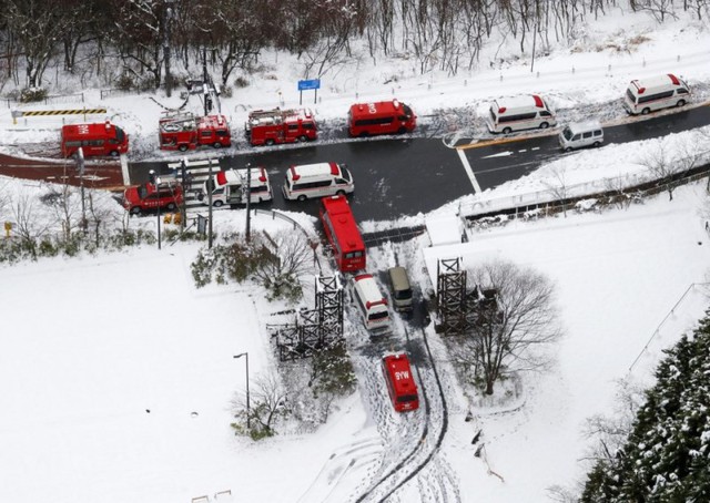Nhật Bản giải cứu 13 nạn nhân leo núi bị mắc kẹt - Ảnh 2.