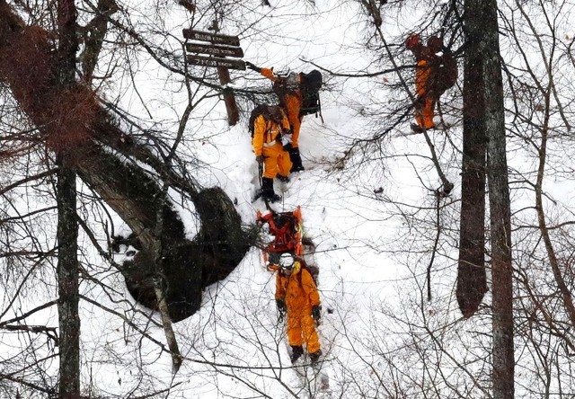 Nhật Bản giải cứu 13 nạn nhân leo núi bị mắc kẹt - Ảnh 1.