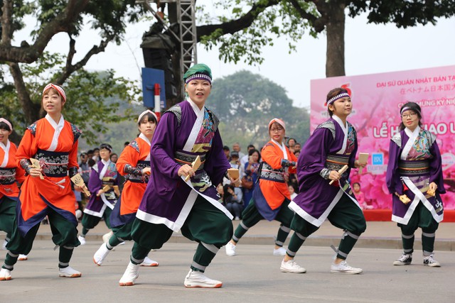 1000 bạn trẻ khuấy động phố đi bộ Hồ Gươm với điệu múa Yosakoi - Ảnh 9.