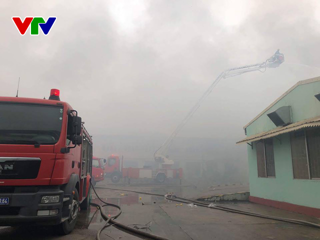 Cháy lớn nhà máy may Hàn Quốc tại KCN Khai Quang (Vĩnh Phúc) - Ảnh 2.