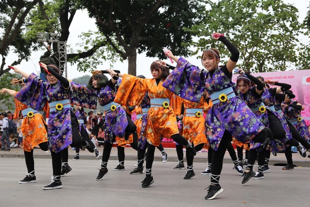 1000 bạn trẻ khuấy động phố đi bộ Hồ Gươm với điệu múa Yosakoi - Ảnh 3.