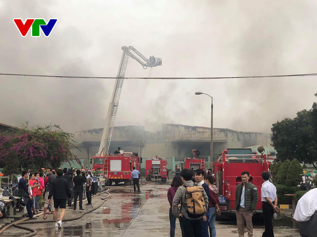 Cháy lớn nhà máy may Hàn Quốc tại KCN Khai Quang (Vĩnh Phúc) - Ảnh 1.