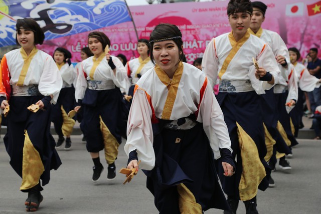 1000 bạn trẻ khuấy động phố đi bộ Hồ Gươm với điệu múa Yosakoi - Ảnh 4.