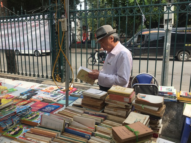 Hội sách đồng giá 1.000 đồng thu hút độc giả tại Hà Nội - Ảnh 5.