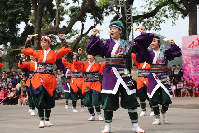 1000 bạn trẻ khuấy động phố đi bộ Hồ Gươm với điệu múa Yosakoi - Ảnh 8.