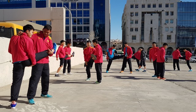 ẢNH: ĐT Việt Nam tập thể dục buổi sáng tại Jordan - Ảnh 1.