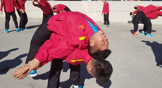 ẢNH: ĐT Việt Nam tập thể dục buổi sáng tại Jordan - Ảnh 6.