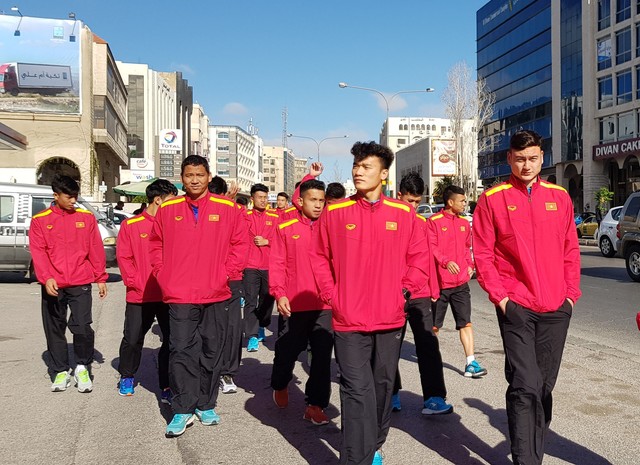 ẢNH: ĐT Việt Nam tập thể dục buổi sáng tại Jordan - Ảnh 2.