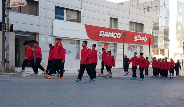 ẢNH: ĐT Việt Nam tập thể dục buổi sáng tại Jordan - Ảnh 3.