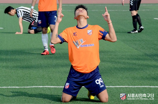 Cầu thủ người Nam Định toả sáng tại Hàn Quốc - Ảnh 1.