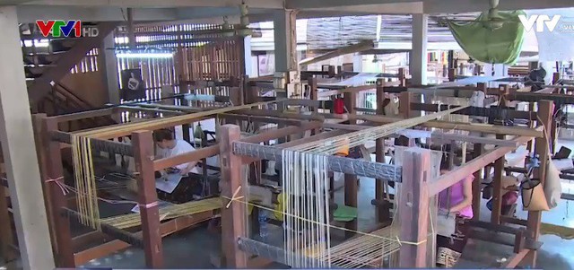 Nghề dệt lụa thủ công truyền thống Lào ngày càng phát triển - Ảnh 1.