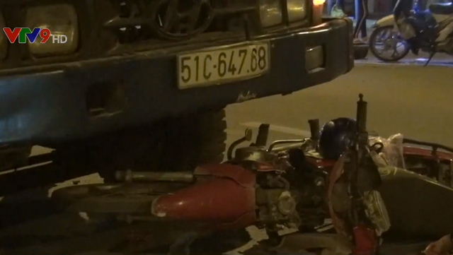 Xe máy đối đầu xe tải trong khu dân cư, 1 người nguy kịch - Ảnh 1.