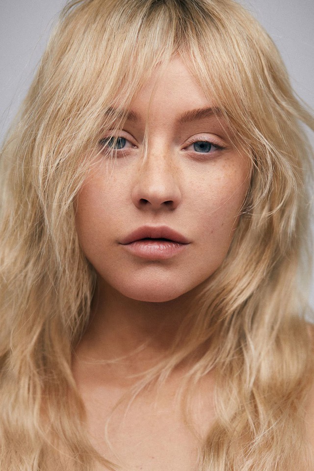Christina Aguilera lạ lùng trong hình ảnh mới - Ảnh 2.