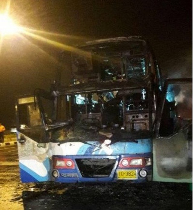 Tai nạn xe bus nghiêm trọng tại Thái Lan, ít nhất 20 người thiệt mạng - Ảnh 1.