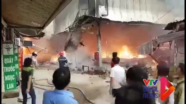 Lửa bùng cháy dữ dội ở chợ Quang (Thanh Liệt, Hà Nội) - Ảnh 3.
