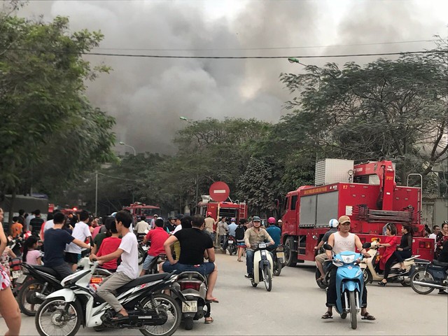 Lửa bùng cháy dữ dội ở chợ Quang (Thanh Liệt, Hà Nội) - Ảnh 4.