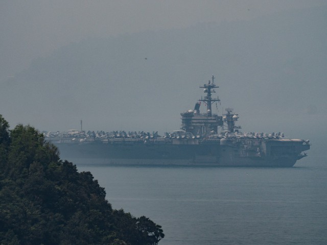 Tàu sân bay Mỹ USS Carl Vinson đã neo đậu trong vịnh Đà Nẵng - Ảnh 8.