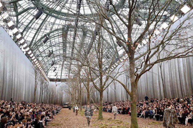 Hết trạm vũ trụ, Chanel lại biến sàn runway thành rừng - Ảnh 2.