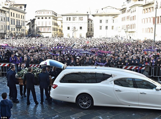 Hàng ngàn người hâm mộ đưa tang Davide Astori - Ảnh 18.