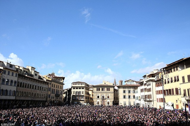 Hàng ngàn người hâm mộ đưa tang Davide Astori - Ảnh 2.