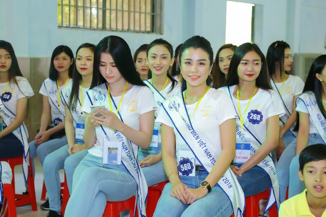 Thí sinh Hoa hậu Biển Việt Nam toàn cầu 2018 lan tỏa tinh thần tương thân tương ái - Ảnh 4.