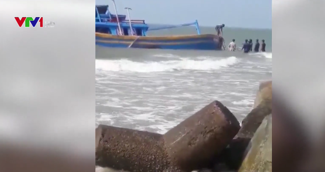 Bình Thuận: 2 tàu chìm tại cửa biển La Gi - Ảnh 1.