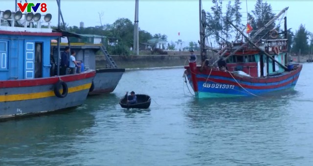 Nghệ An: Tiếp nhận và lai dắt tàu cá cùng 6 ngư dân Quảng Bình bị nạn trên biển vào bờ an toàn - Ảnh 1.