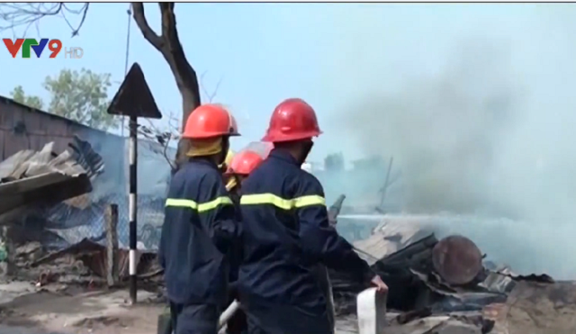 4 căn nhà bị cháy rụi ở An Giang, gây thiệt hại hàng trăm triệu đồng - Ảnh 1.