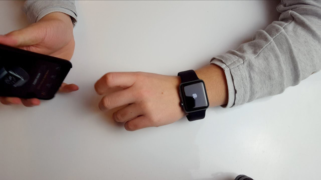 Apple sửa chữa lỗi phồng pin của Watch Series 2 miễn phí - Ảnh 1.