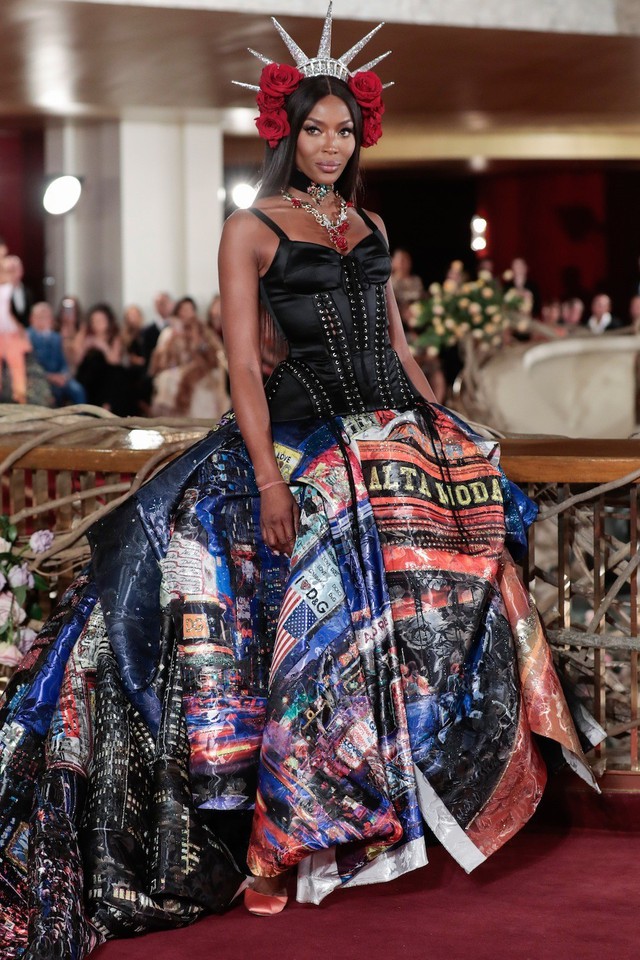 Show Dolce & Gabbana: Khi siêu mẫu báo đen kết hợp cùng người mẫu U50 - Ảnh 2.