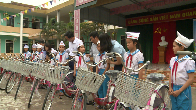 Trao tặng xe đạp cho học sinh nghèo Hà Tĩnh - Ảnh 1.