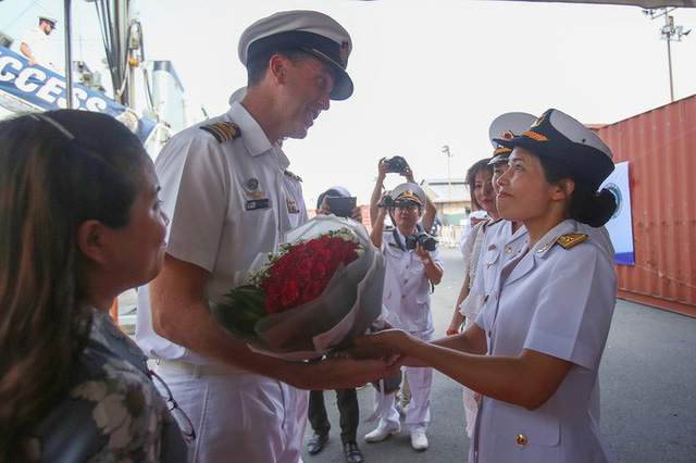 Tàu Hải quân Hoàng gia Australia thăm Việt Nam - Ảnh 1.