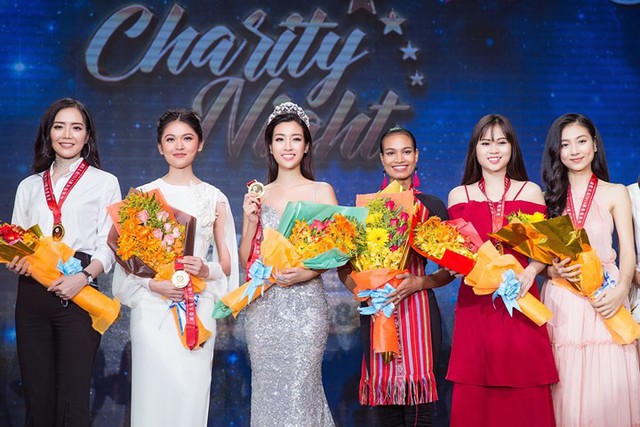 Hoa hậu Đỗ Mỹ Linh lần đầu diện váy xẻ sâu táo bạo - Ảnh 4.