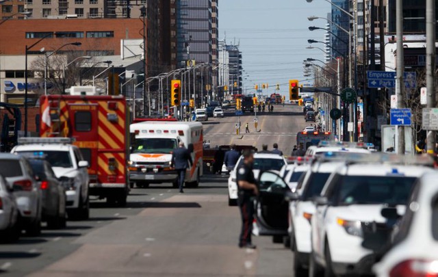 Hiện trường vụ đâm xe tải vào đám đông tại Canada qua ảnh - Ảnh 3.