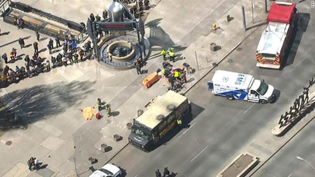 Canada: Xe tải đâm hàng loạt người đi bộ ở Toronto, ít nhất 9 người thiệt mạng - Ảnh 1.