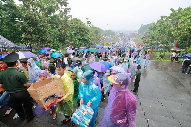 Chùm ảnh người dân đội mưa nườm nượp dự lễ Giỗ tổ Hùng Vương - Ảnh 3.