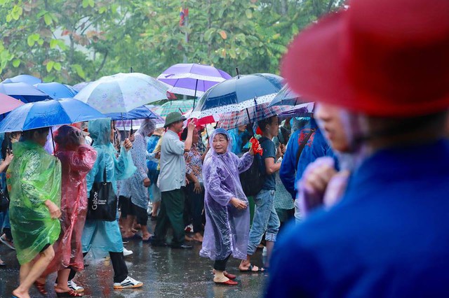 Chùm ảnh người dân đội mưa nườm nượp dự lễ Giỗ tổ Hùng Vương - Ảnh 4.