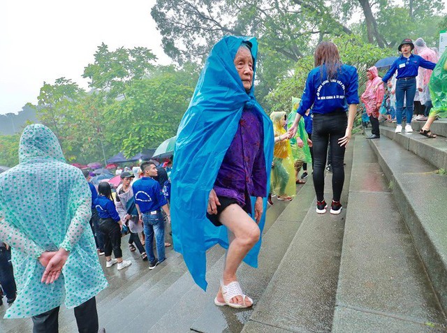 Chùm ảnh người dân đội mưa nườm nượp dự lễ Giỗ tổ Hùng Vương - Ảnh 8.