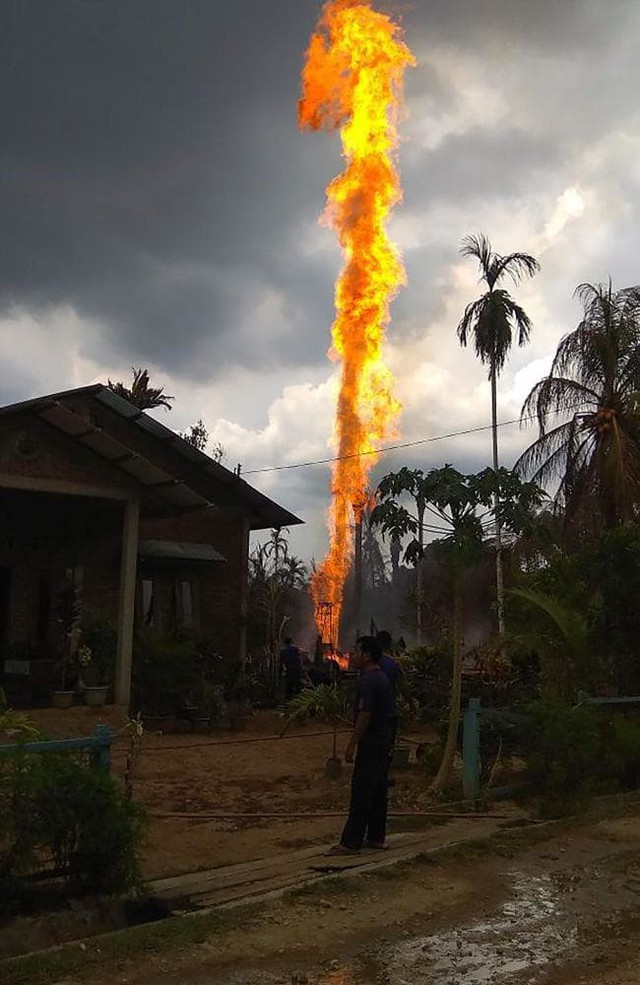 Hỏa hoạn tại giếng dầu ở Indonesia, 15 người thiệt mạng - Ảnh 5.