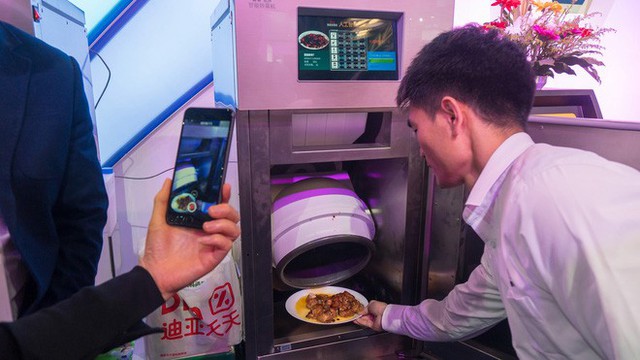 Trung Quốc chế tạo thành công Robot biết nấu ăn - Ảnh 1.