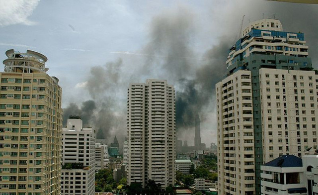 Hiện trường vụ cháy chung cư ở Bangkok khiến 3 người thiệt mạng và 60 người bị thương - Ảnh 4.