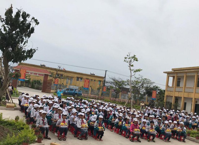 Trao tặng học bổng cho học sinh nghèo tỉnh Nam Định - Ảnh 2.