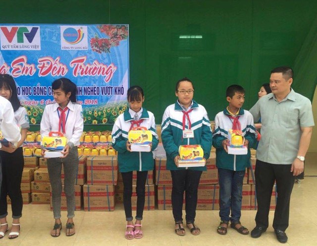 Trao tặng học bổng cho học sinh nghèo tỉnh Nam Định - Ảnh 1.