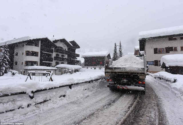 Hơn 13.000 du khách mắc kẹt ở khu trượt tuyết Thụy Sĩ - Ảnh 4.
