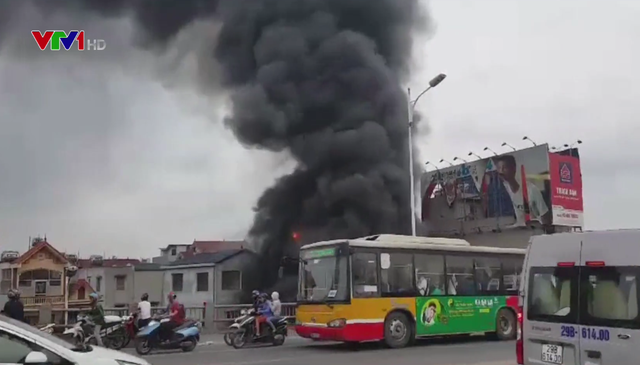 Hiện trường vụ cháy gây chết người dưới chân cầu Vĩnh Tuy, Hà Nội - Ảnh 1.